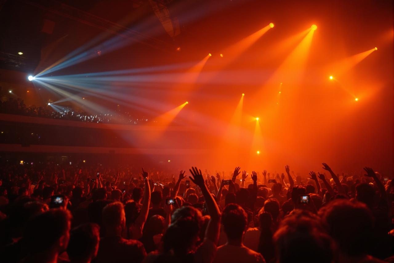 久久成人电影影迷见面会圆满举行，万名粉丝热情参与